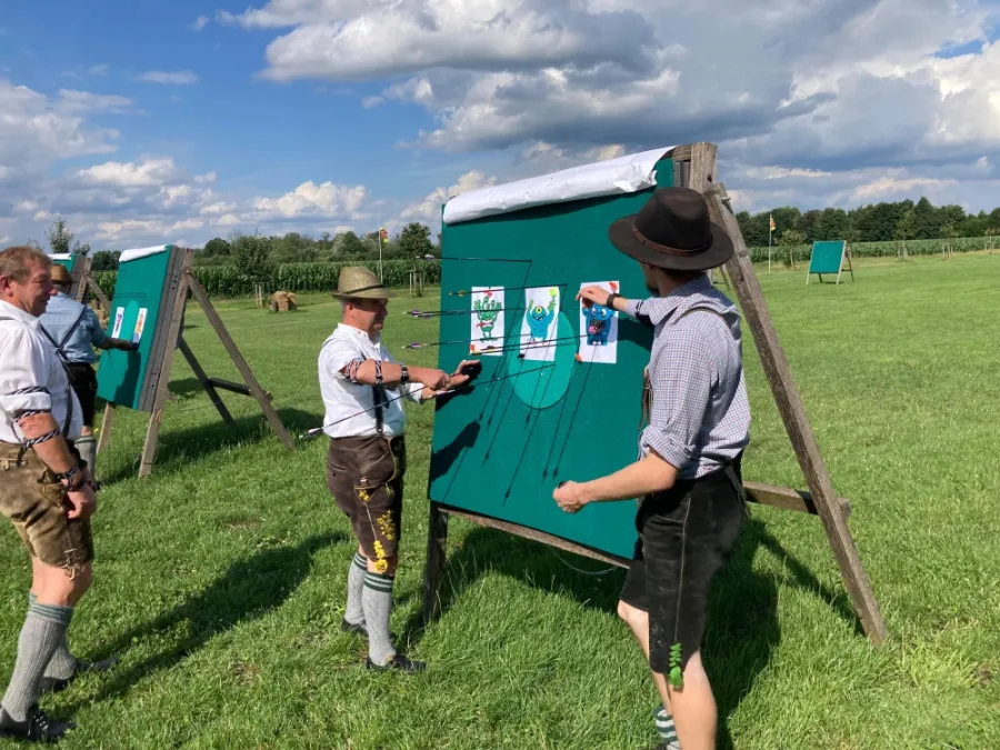 In der Lederhosen an der Zielscheibe